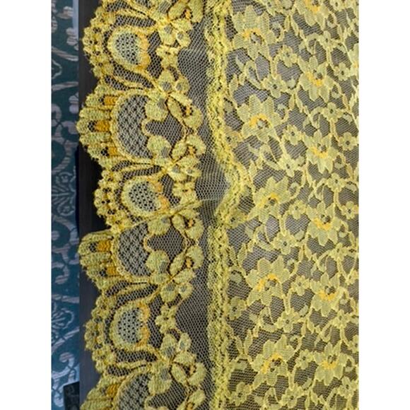 Yellow Lace Rectangular Bed Coverlet?, Tablecloth?, Vintage, Lace, Ruffle - Picture 4 of 4